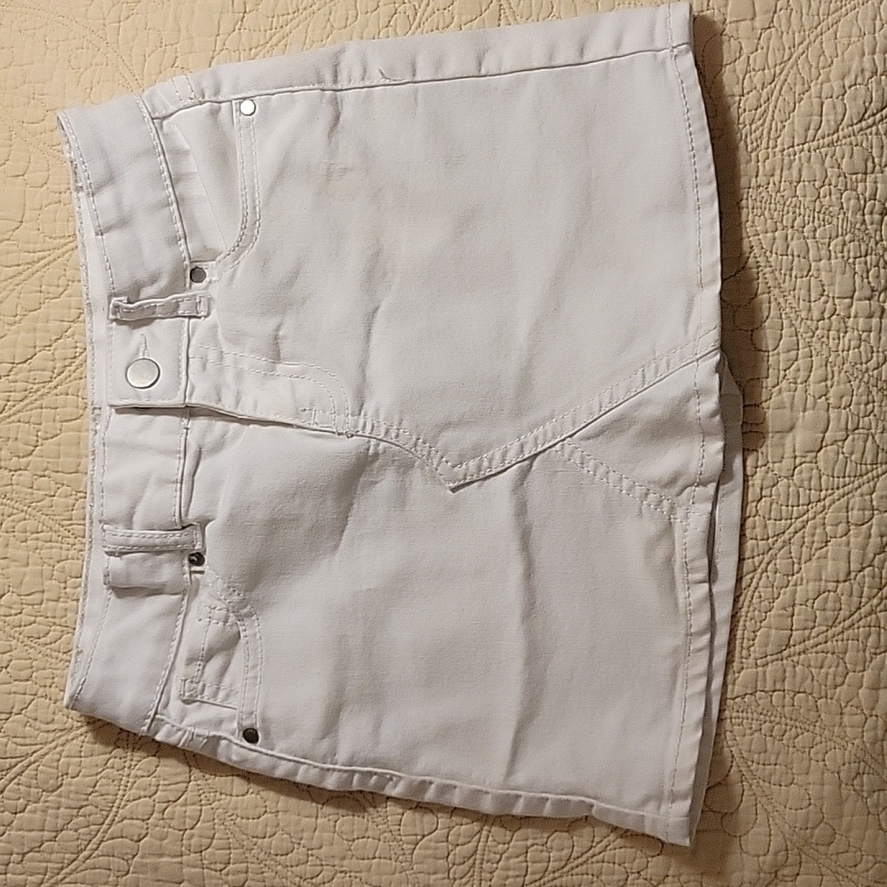 Girls White Denim Skirt. Size 6/6x. Adjustable waist